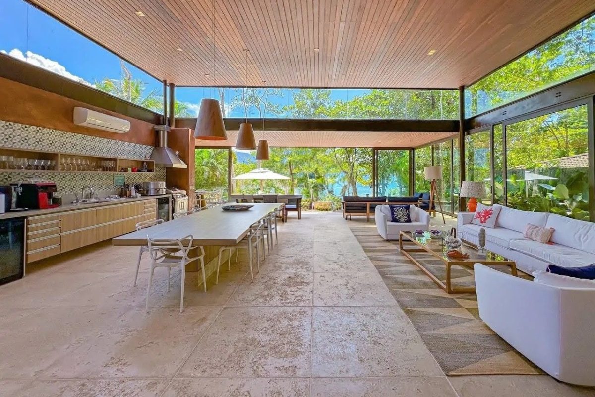 Casa pé na areia com 6 suítes