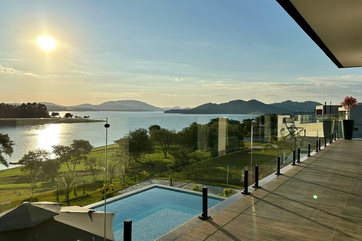 Casa de condomínio com suítes