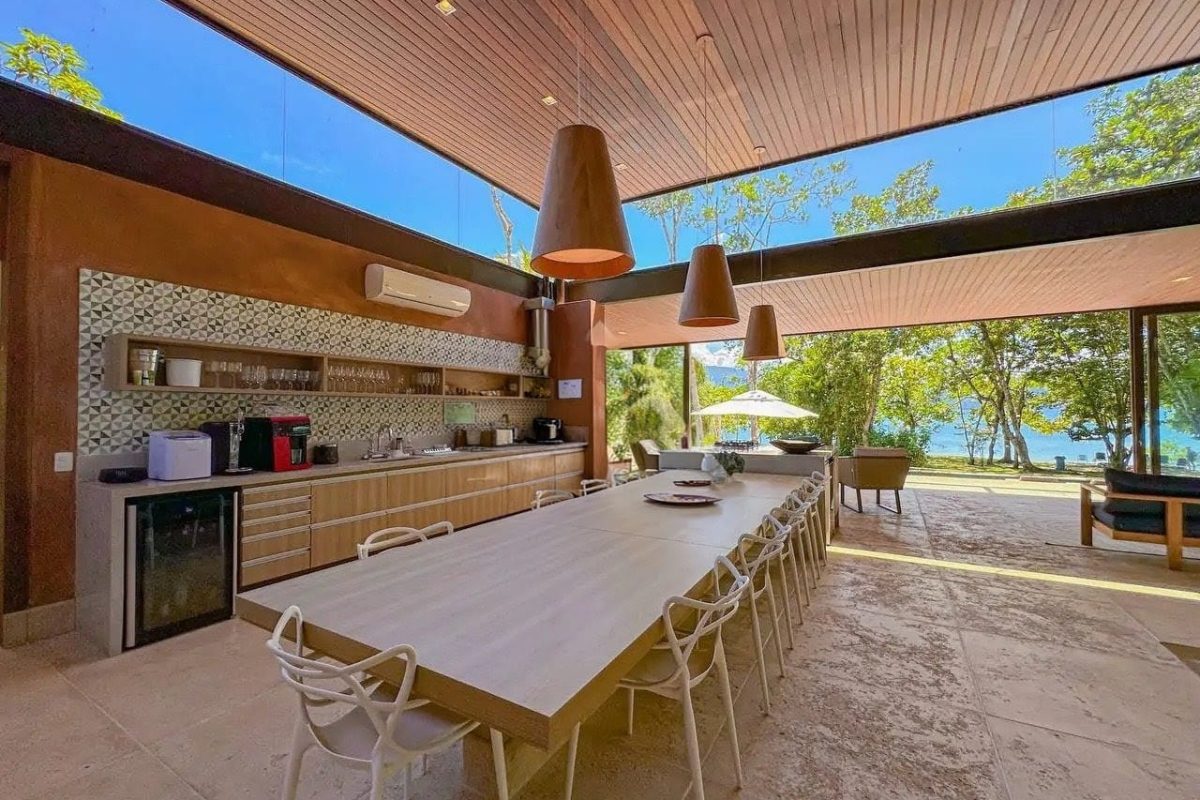 Casa pé na areia com 6 suítes