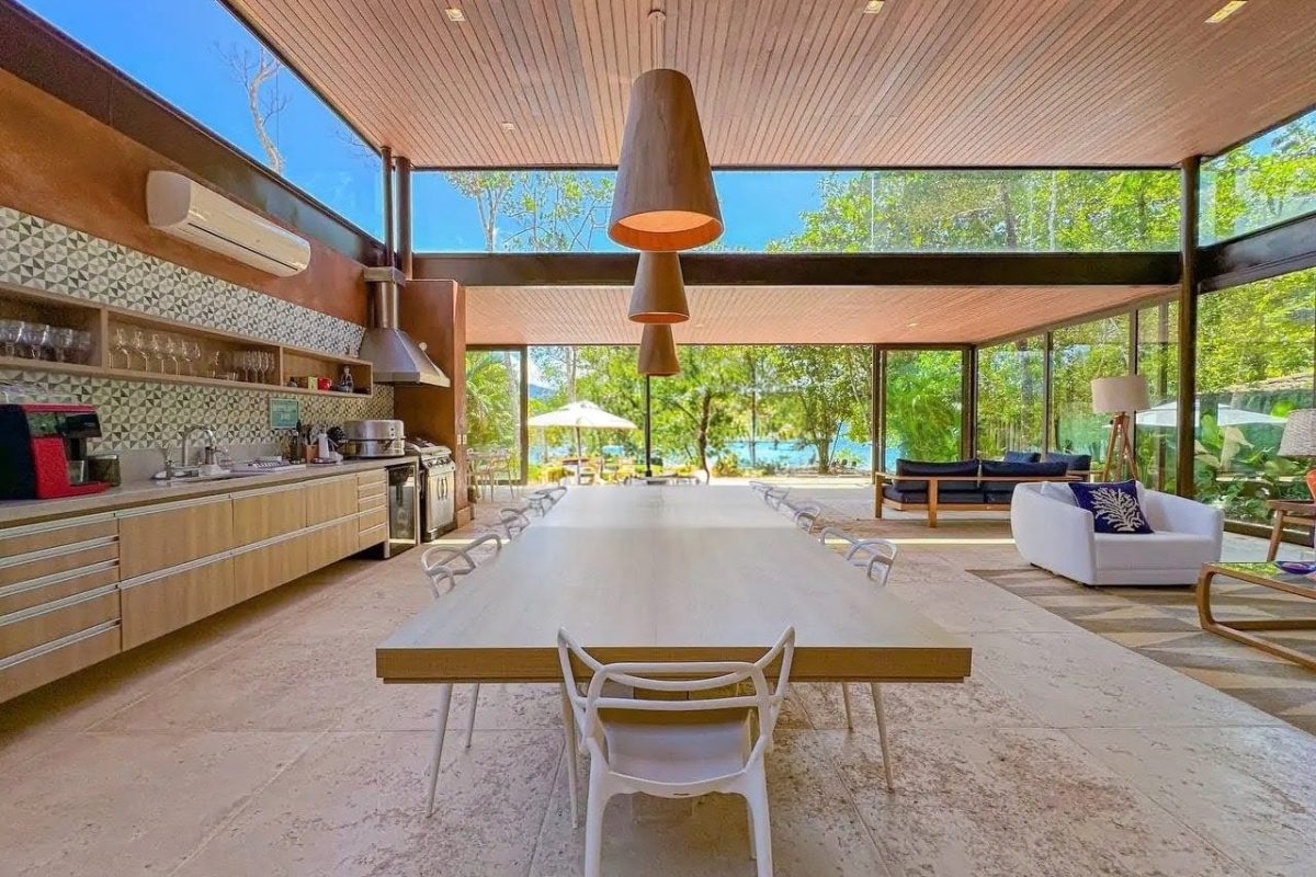 Casa pé na areia com 6 suítes