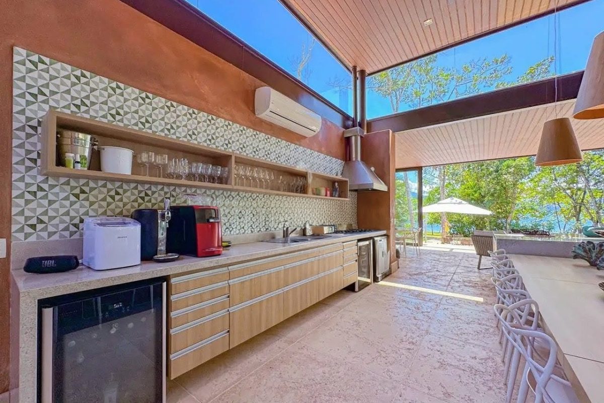 Casa pé na areia com 6 suítes