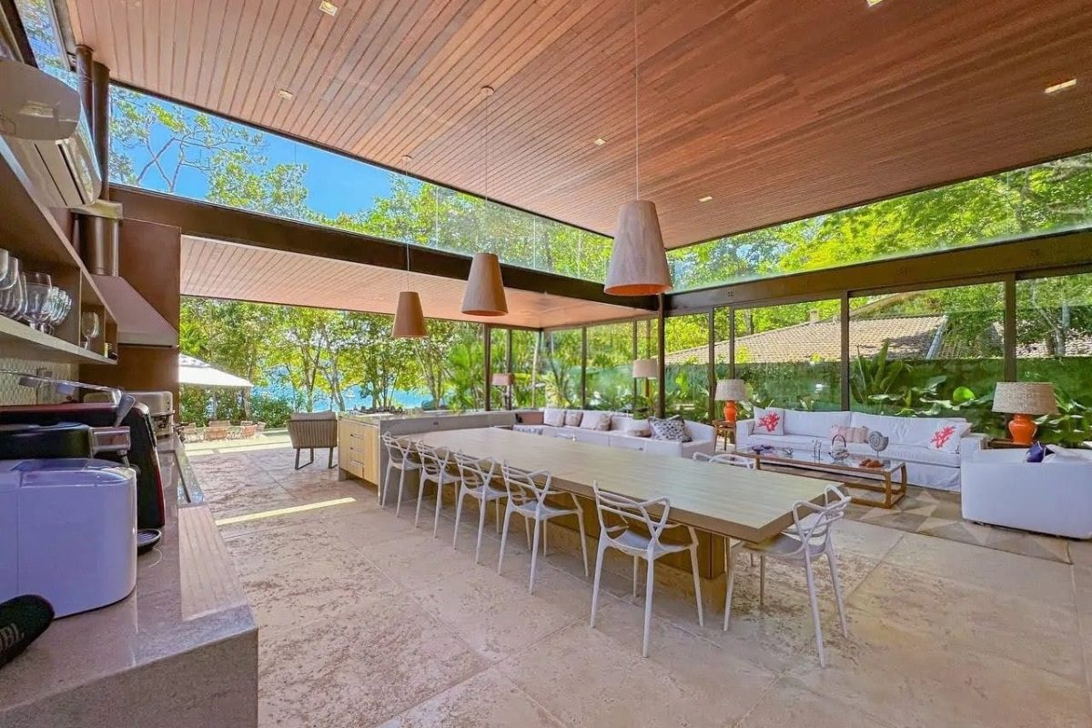 Casa pé na areia com 6 suítes