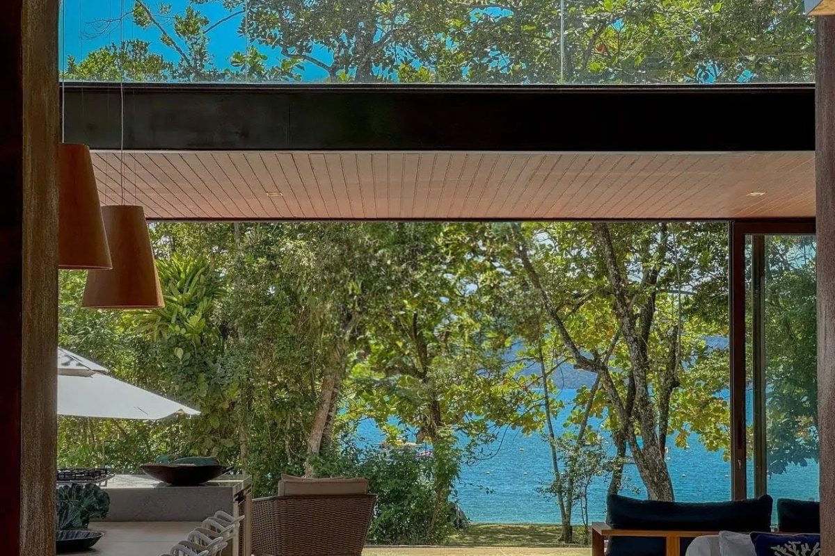 Casa pé na areia com 6 suítes