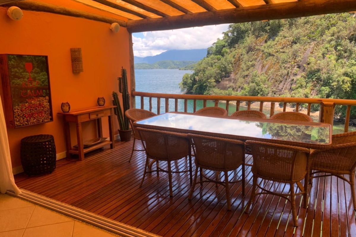 Casa de condomínio Porto MauÍ com suítes.