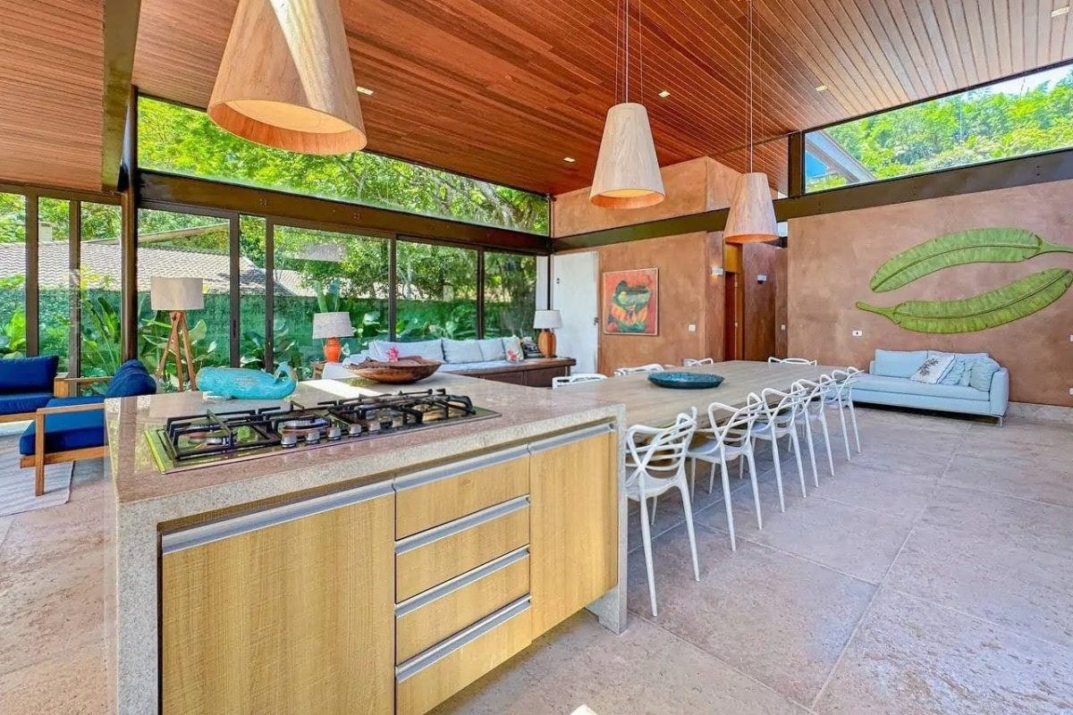 Casa pé na areia com 6 suítes