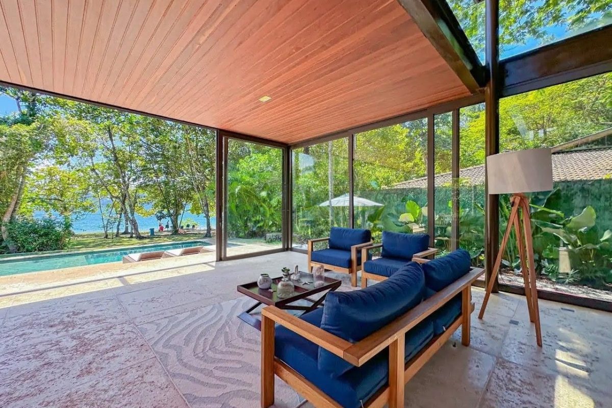 Casa pé na areia com 6 suítes