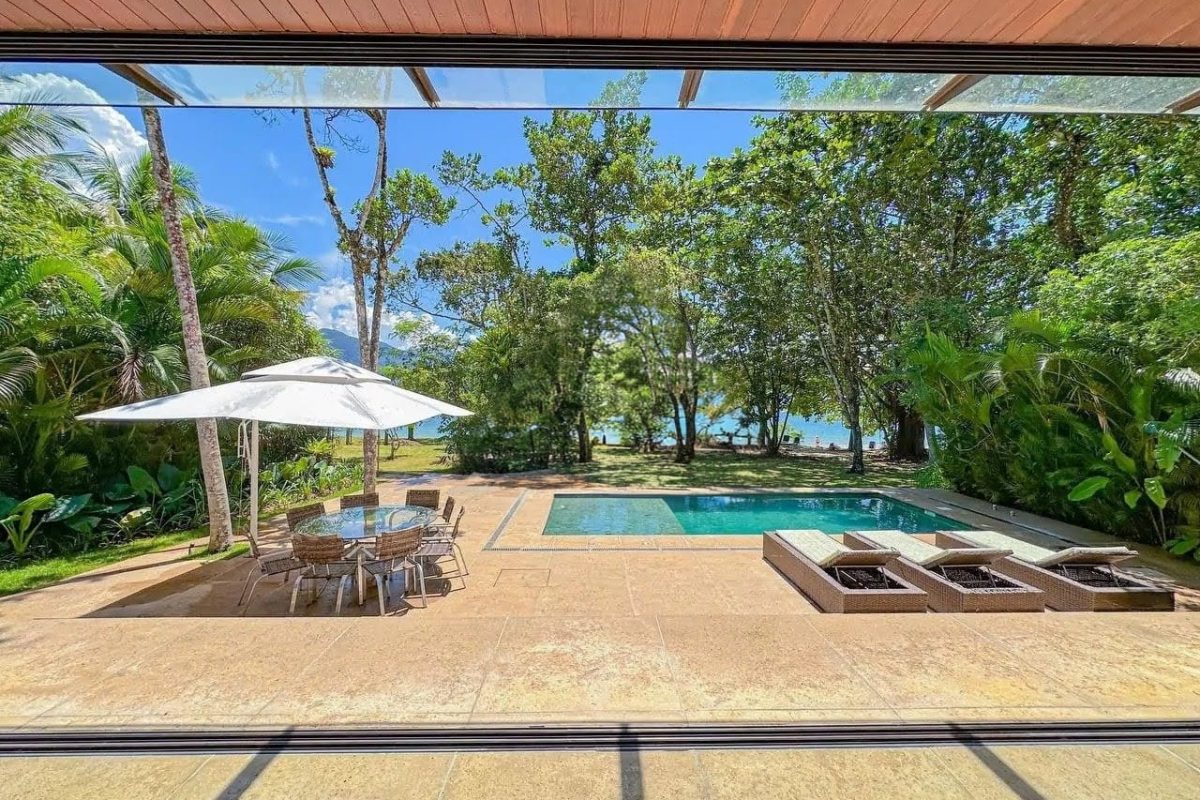 Casa pé na areia com 6 suítes