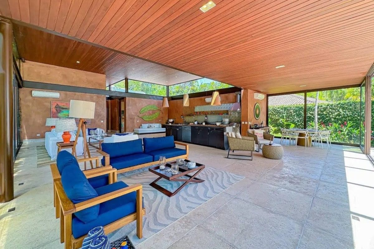 Casa pé na areia com 6 suítes