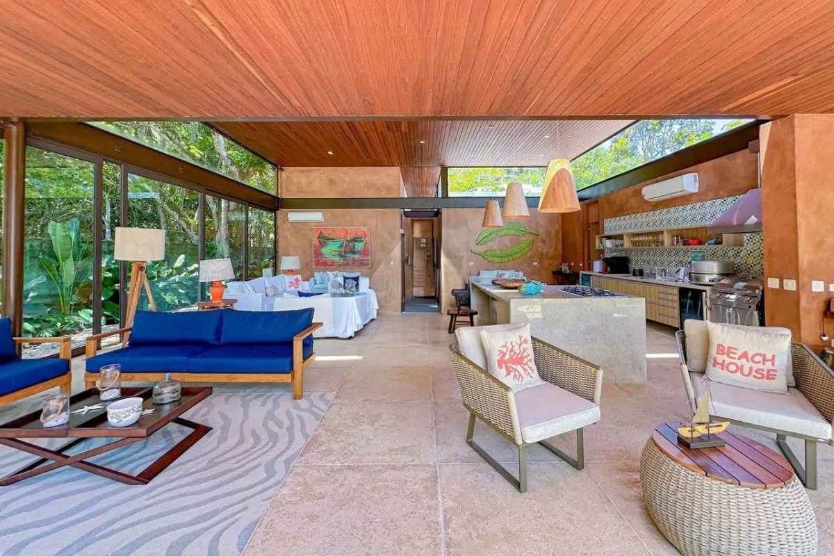 Casa pé na areia com 6 suítes