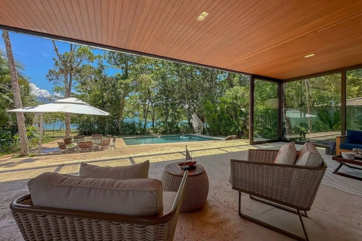 Casa pé na areia com 6 suítes