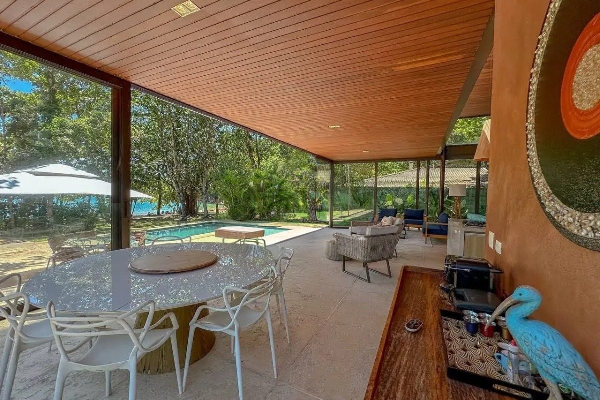 Casa pé na areia com 6 suítes