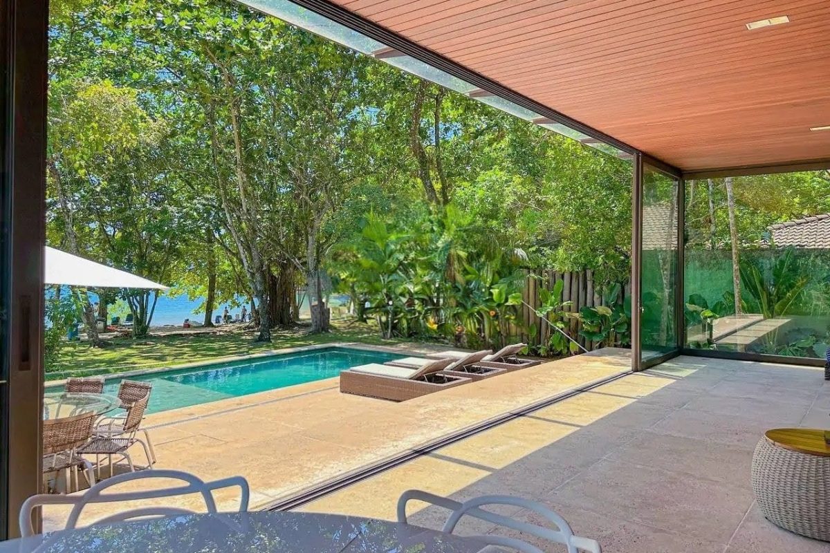 Casa pé na areia com 6 suítes