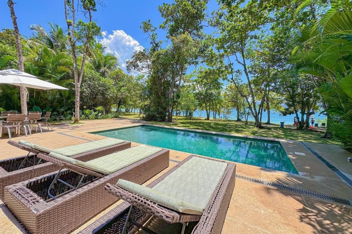 Casa pé na areia com 6 suítes