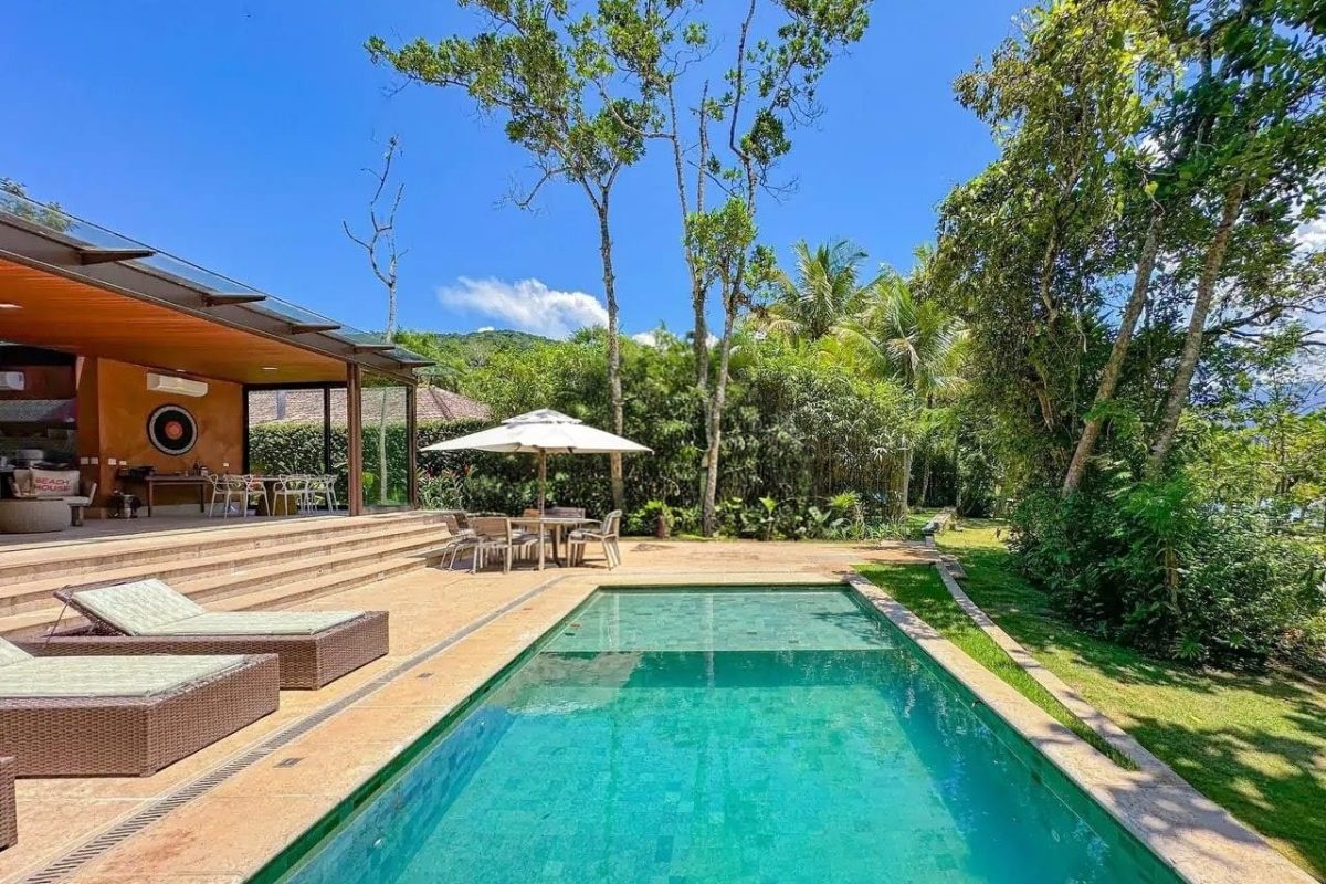 Casa pé na areia com 6 suítes