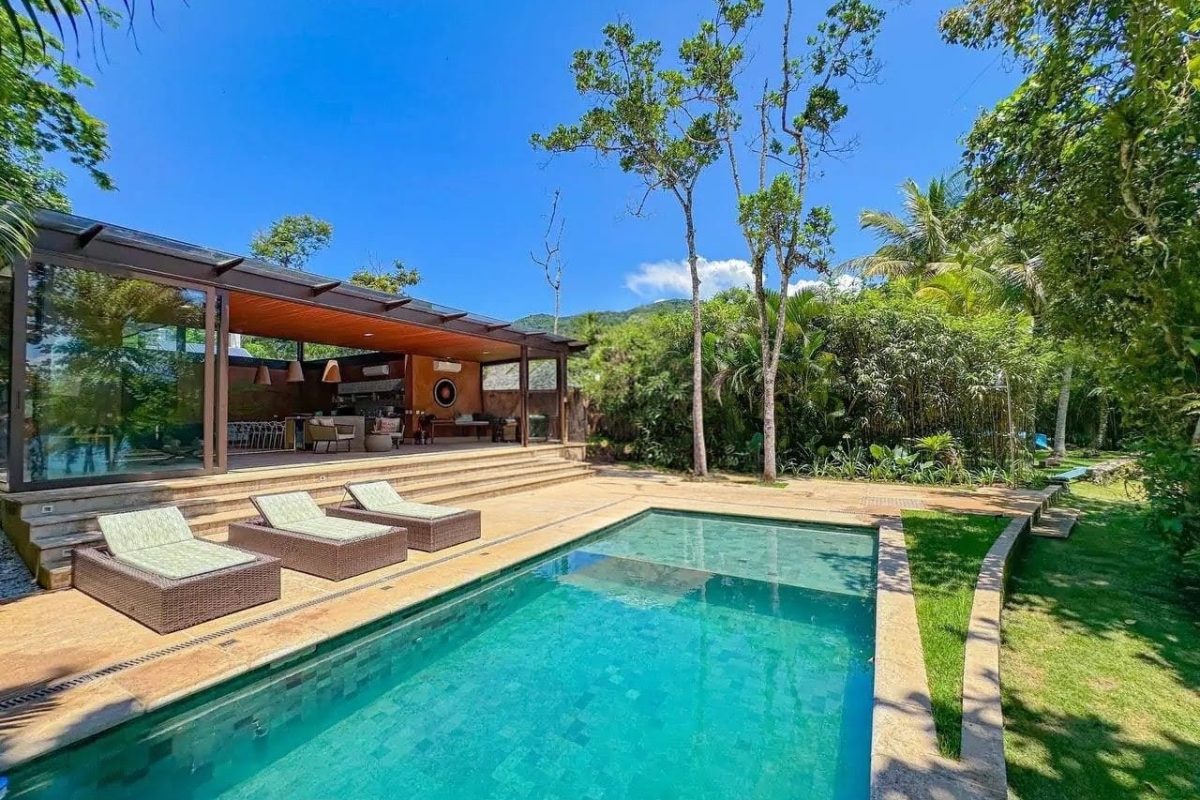 Casa pé na areia com 6 suítes