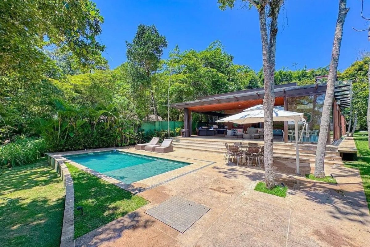 Casa pé na areia com 6 suítes