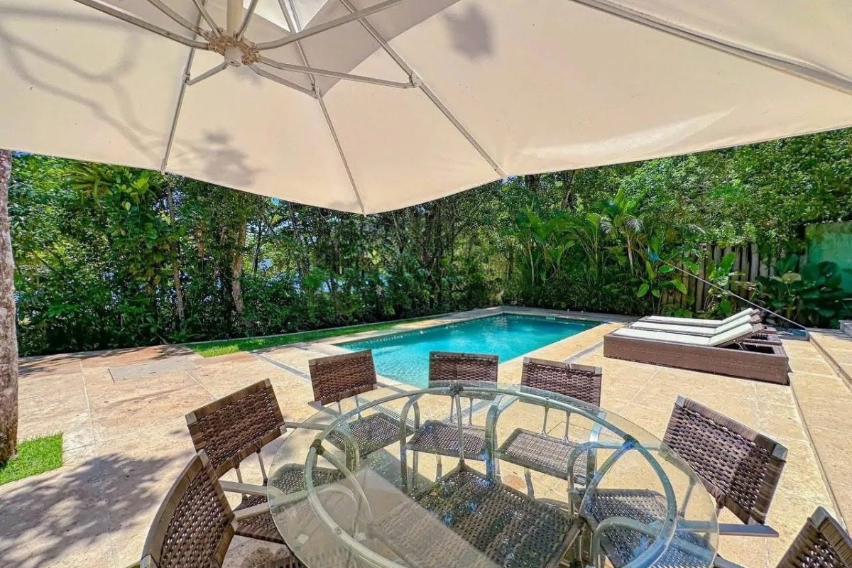 Casa pé na areia com 6 suítes