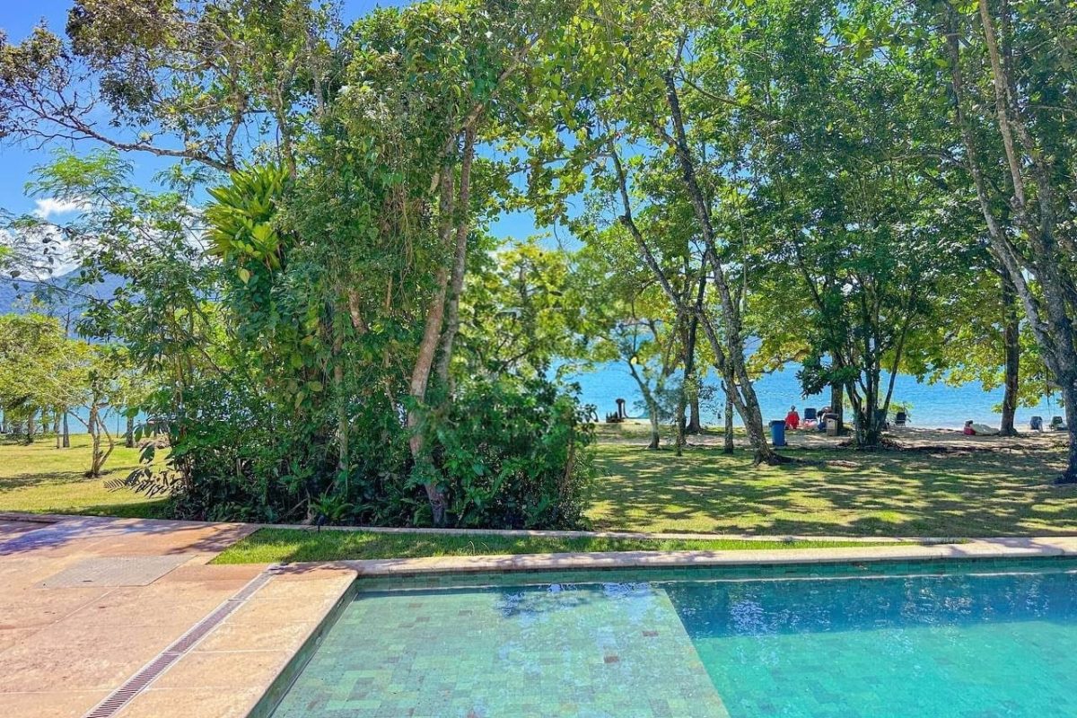 Casa pé na areia com 6 suítes