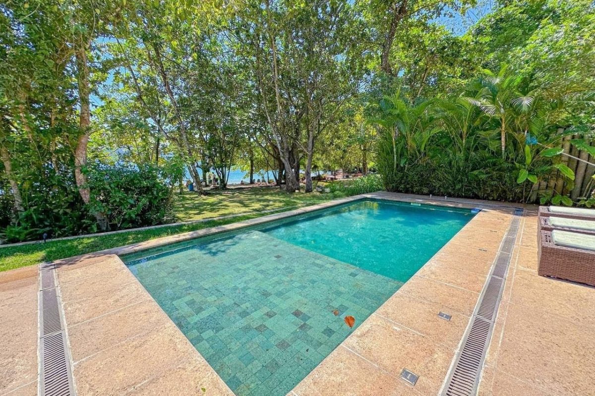 Casa pé na areia com 6 suítes