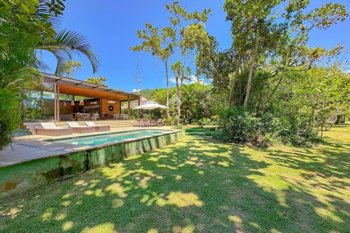 Casa pé na areia com 6 suítes