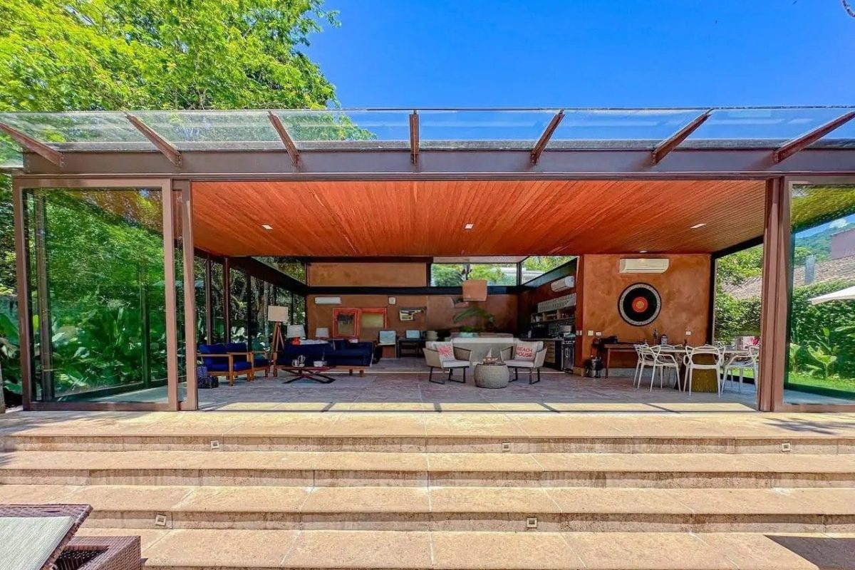 Casa pé na areia com 6 suítes