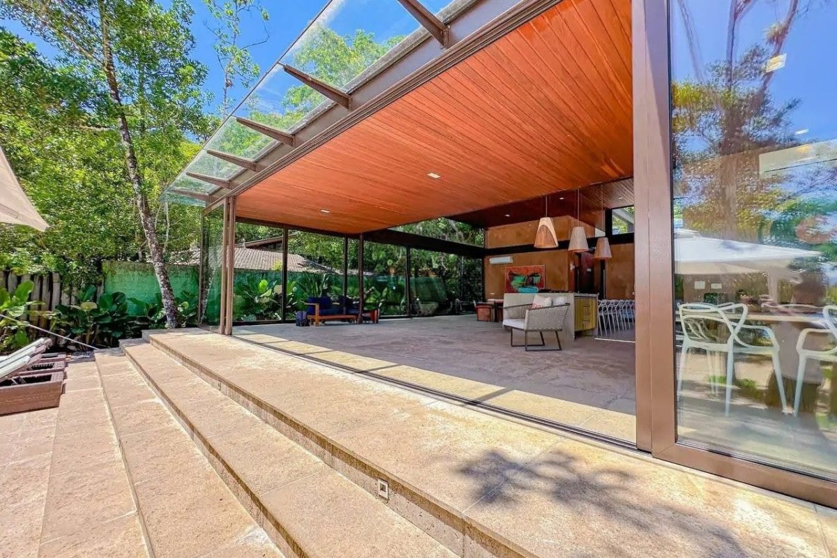 Casa pé na areia com 6 suítes