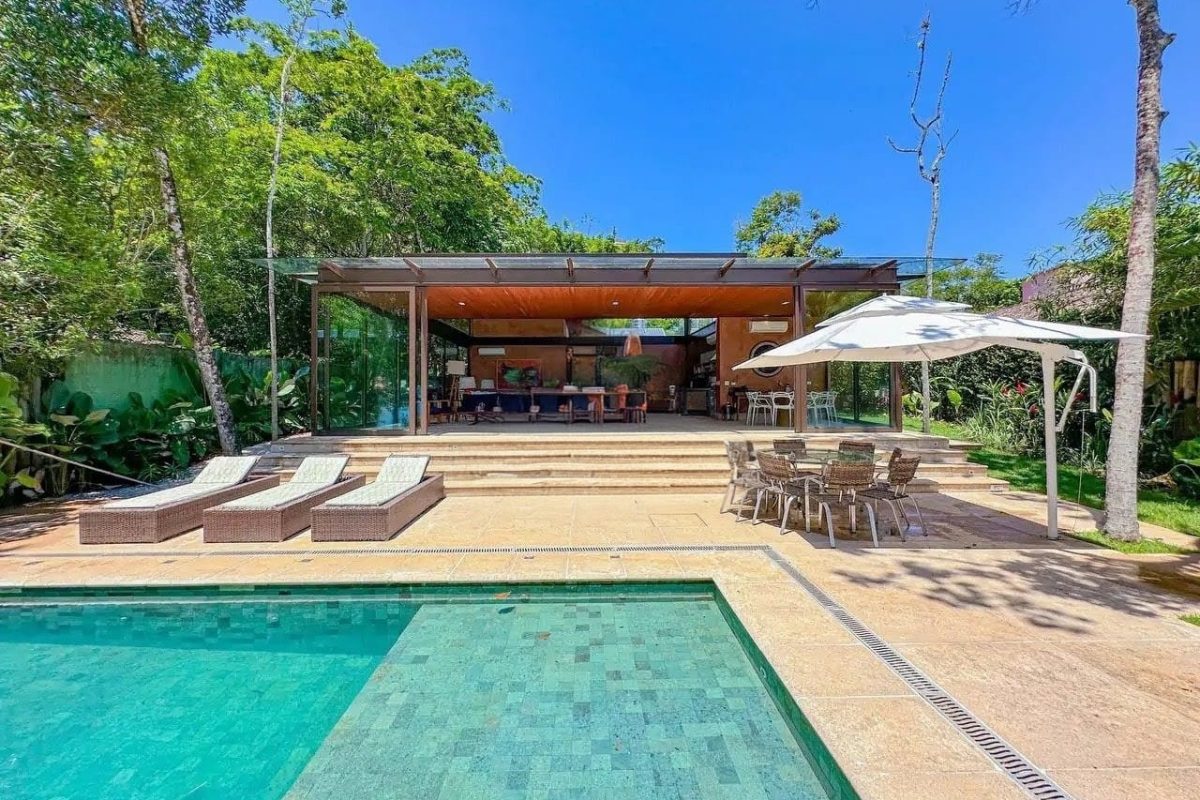 Casa pé na areia com 6 suítes