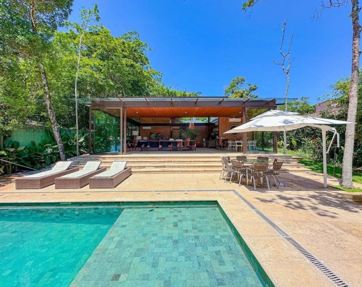 Casa pé na areia com 6 suítes