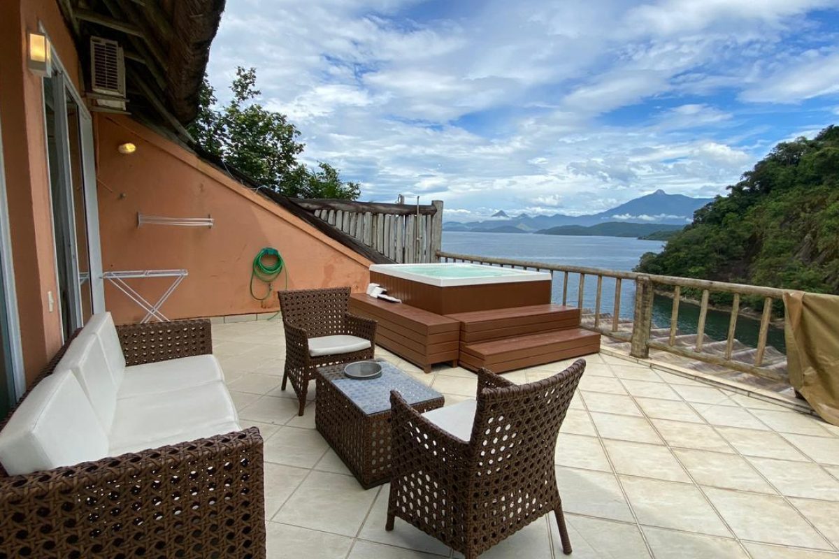 Casa de condomínio Porto MauÍ com suítes.