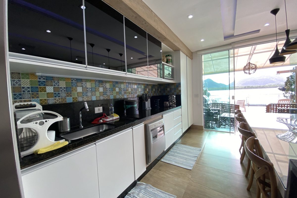 Casa de Condomínio com 4 Quartos à venda, 200m² - Balneário Praia do Perequê